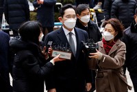 Người thừa kế Kl994 game bài casino hấp dẫn Samsung Lee Jae Yong đến tòa án ở Seoul. Nguồn: Reuters