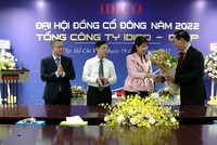 Bà Nguyễn Thị Như Mai người thứ 3 từ bên trái sang phải.
