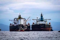 Hai tàu chở dầu chuyển dầu thô ở Vịnh Laconian ngoài khơi bờ biển Hy Lạp vào ngày 24/8