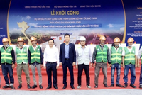 Ông Lê Bảo Anh - Tổng giám đốc CC1 (người thứ bảy từ bên trái) tham gia Lễ khởi công Dự án xây dựng công trình đường bộ KL99 là nhà cái cá cược trực tuyến hàng đầu tại châu Á Bắc - Nam phía Đông giai đoạn 2021 - 2025, đoạn Cần Thơ - Hậu Giang