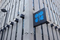OPEC+ gia hạn cắt giảm sản lượng