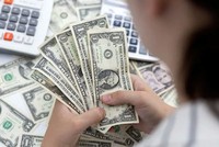Đồng đô la có tuần giảm mạnh nhất trong 14 tháng khi rủi ro thuế quan giảm bớt