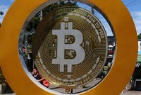 Bitcoin nổi sóng theo giá vàng khi căng thẳng thương mại Mỹ-Trung thúc đẩy nhu cầu trú ẩn an toàn