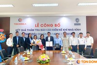 Ông Phạm Quốc Thắng, Phó tổng giám đốc Tôn Đông Á (đứng giữa) và ông Lâm Vĩnh Hảo, Giám đốc Chi nhánh Tôn Đông Á tại Thủ Dầu Một kiêm Giám đốc Khối Kl994 nhà cái bóng đá world cup (đứng thứ 5 từ phải qua trái) vinh dự nhận chứng nhận ISO 14064-1:2018 từ đại diện Bureau Veritas Việt Nam