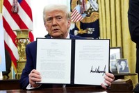 Tòa phúc thẩm liên bang Mỹ tạm hoãn phán quyết về việc bác bỏ thuế quan của Tổng thống Trump