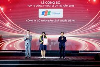 Bà Nguyễn Thị Ngọc Diệp, Giám đốc Kl992 VIP Trang Chủ 2026 vùng Hà Nội đại diện FPT Retail nhận giải thưởng Top 10 Công ty bán lẻ uy tín 2025.