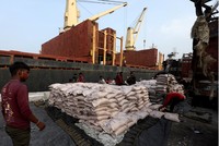 Giá đường xuống mức thấp nhất nhiều năm do nguồn cung toàn cầu tăng mạnh