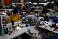 Xung đột Trung Đông làm chao đảo chuỗi polyester cho thời trang nhanh