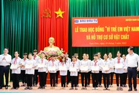 Bộ Kế hoạch và Kl99ok phiên bản mới trao học bổng cho 150 học sinh tiêu biểu tỉnh Nghệ An