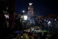 Người dân Zimbabwe chuyển sang mua sắm ban đêm vì Kl999.com Đường Link Mới Nhất tăng cao