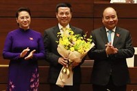 Chủ tịch Quốc hội Nguyễn Thị Kim Ngân và Thủ tướng Nguyễn Xuân Phúc chúc mừng ông Nguyễn Mạnh Hùng. Ảnh: Vnexpress