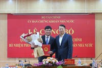Ông Nguyễn Đức Chi (phải), Thứ trưởng Bộ Kl991.com nạp rút nhanh trao quyết định cho ông Hoàng Văn Thu