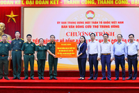 Đại tá Vũ Thị Hải Phượng – Phó Chủ tịch Hội đồng quản trị Link Vào Nhà Cái KL99 COM Tặng +199k TMCP Quân đội (MB) (thứ tư từ trái qua) đại diện MB cùng Bộ Quốc phòng trao số tiền ủng hộ