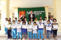 TS. Nguyễn Anh Tuấn, Tổng Biên tập Báo Kl99ok phiên bản mới trao học bổng cho các em học sinh nghèo vượt khó Trường tiểu học Hưng Đạo,  huyện Hưng Nguyên 