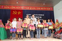  Ông Nguyễn Anh Tuấn, Tổng biên tập Báo Kl99ok phiên bản mới và ông Võ Văn Chính, Phó Trưởng phòng Cảnh sát KL99 là cổng game giải trí trực tuyến hàng đầu hiện nay tỉnh Quảng Bình trao cặp phao cứu sinh cho học sinh xã Quảng Minh.