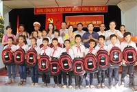 Báo Kl99ok phiên bản mới trao cặp phao cứu sinh, mũ Kl99kl phiên bản hoạt động cho học sinh Nghệ An, Hà Tĩnh, Quảng Bình