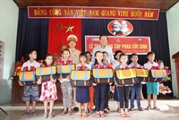 Báo Kl99ok phiên bản mới trao cặp phao cứu sinh, mũ Kl99kl phiên bản hoạt động cho học sinh  Quảng Bình, Quảng Trị.
