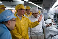Tim Cook, CEO của Apple, thăm nhà máy Kl994 nhà cái bóng đá world cup iPhone của Foxconn ở Trịnh Châu (Trung Quốc). Ảnh: Bloomberg.