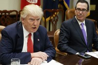 Tổng thống Mỹ Donald Trump và Bộ trưởng Kl991.com nạp rút nhanh Mỹ Steven Mnuchin. Ảnh: AP.