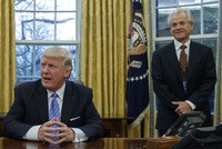 Tổng thống Mỹ Donald Trump và Peter Navarro, Cố vấn Kl992 cổng game cá cược cấp cao của Nhà Trắng. Ảnh: AP.