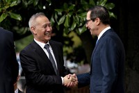 Phó Thủ tướng Trung Quốc Lưu Hạc và Bộ trưởng Kl991.com nạp rút nhanh Mỹ Steven Mnuchin. Ảnh: Bloomberg.