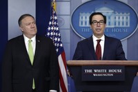 Bộ trưởng Kl991.com nạp rút nhanh Mỹ Steven Mnuchin  và Ngoại trưởng Mỹ Mike Pompeo trong buổi họp báo tại Nhà Trắng hôm 10/1. Ảnh: AP.
