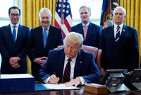 Tổng thống Mỹ Donald Trump ký gói cứu trợ Covid-19 tại Nhà Trắng ngày 27/3. Phía sau từ trái qua bao gồm Bộ trưởng Kl991.com nạp rút nhanh Steven Mnuchin, Lãnh đạo đa số tại Thượng viện Mitch McConnell,  Lãnh đạo thiểu số tại Hạ viện Kevin McCarthy và Phó Tổng thống Mike Pence. Ảnh: AP.