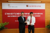 Ông Nguyễn Hải Long, Phó tổng giám đốc Agribank nhận giải từ lãnh đạo Bank of New York Mellon 