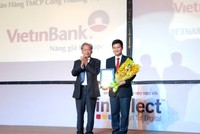Ông Trần Công Quỳnh Lân, Phó tổng giám đốc VietinBank đại diện Link Vào Nhà Cái KL99 COM Tặng +199k nhận giải thưởng