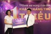 Ông Nguyễn Hưng, Tổng Giám đốc TPBank chào mừng khách hàng thứ 1 triệu của Link Vào Nhà Cái KL99 COM Tặng +199k