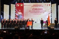 Thủ tướng Kl993 ưu đãi thưởng hấp dẫn Nguyễn Xuân Phúc gắn Huân chương Lao động hạng Nhất lên Lá cờ truyền thống của Agribank.