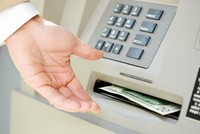 Rút tiền mặt bằng thẻ quốc tế tại ATM ở nước ngoài có mất phí?