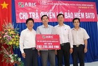 Đại diện Agribank huyện Giồng Trôm, lãnh đạo ABIC-TP.HCM
trao số tiền Kl99kl phiên bản hoạt động cho thân nhân gia đình ông Phạm Văn Sống 