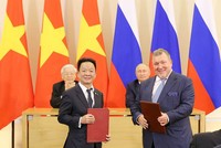  Tổng Bí thư Nguyễn Phú Trọng và Tổng thống Liên bang Nga Vladimir Putin chứng kiến lễ trao biên bản ghi nhớ hợp tác Kl99ok phiên bản mới giữa ông Đỗ Quang Hiển - Chủ tịch HĐQT SHB và ông Nikolay Kosov - Chủ tịch HĐQT IIB.