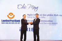 Ông Dương Công Toàn (phải) – Thành viên HĐQT LienVietPostBank đại diện nhận cúp của Ban tổ chức Giải thưởng Link Vào Nhà Cái KL99 COM Tặng +199k Việt Nam tiêu biểu 2018.