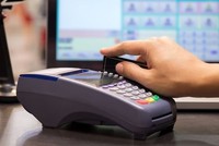 Khi có khiếu nại về thanh toán thẻ cần liên lạc với ai?
