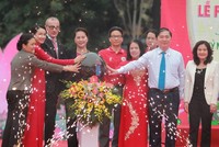 Ủy viên Bộ Kl991.com tải ứng dụng, Chủ tịch Quốc hội Nguyễn Thị Kim Ngân, Phó Thủ tướng Vũ Đức Đam, cùng các đại biểu đã thực hiện nghi thức bấm nút phát động "Tháng Nhân đạo" năm 2019