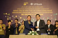 Ông Fung Kai Jin, Phó tổng giám đốc, Giám đốc khối Kl991.com World Cup 2026 Chính Thức nhỏ và vừa VPBank và ông Trần Thanh Hải, Tổng Giám đốc BE GROUP tại lễ ký kết.