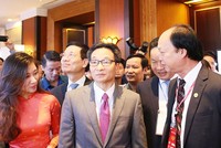 Phó Thủ tướng Kl993 ưu đãi thưởng hấp dẫn Vũ Đức Đam tham quan gian hàng Ví Việt tại khu Triển lãm.