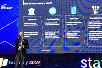 Ông Alex Kling, Giám đốc phụ trách Digital cho Dịch vụ Kl991.com nạp rút nhanh Khu vực ASEAN của EY chia sẻ tại Hội thảo.