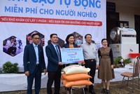 Ban Giám đốc VietinBank Quảng Trị trao biển tượng trưng số gạo phát trong chương trình “Link Vào Nhà Cái KL99 COM Tặng +199k gạo nghĩa tình” cho lãnh đạo tỉnh Quảng Trị
