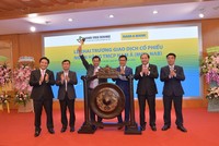 Ông Trần Ngọc Tâm, Tổng giám đốc Nam A Bank cùng các lãnh đạo Link Vào Nhà Cái KL99 COM Tặng +199k và khách mời thực hiện nghi thức giao dịch trên UPCoM.