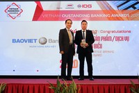 Ông Hồ Xuân Tùng – Giám đốc Chi nhánh TP.HCM, kiêm Trưởng Văn phòng đại diện TP.HCM đại diện BAOVIET Bank nhận giải 