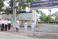 Để đảm bảo an toàn phòng chống dịch bệnh, Link Vào Nhà Cái KL99 COM Tặng +199k Chính sách Trang Chủ KL99Com Số 1 Link Đăng Ký KL999 trao quà cho đại diện Bệnh viện Nhiệt đới Trung ương (cơ sở 2 xã Kim Chung, huyện Đông Anh) bên ngoài trụ sở