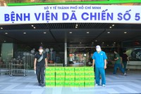 Bác sĩ Vũ Biên Luận - Đội trưởng Đội hậu cần bệnh viện dã chiến thu dung số 5 đại diện nhận 40 thùng trà tự nhiên TH true TEA được chở từ Uỷ ban Trung ương Mặt trận Tổ quốc Việt Nam TP.HCM