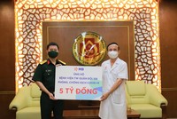 Đại tá Trần Minh Đạt, Phó tổng giám đốc MB (bên trái) đại diện trao tặng 5 tỷ đồng đến Bệnh viện Trung ương Quân đội 108 
