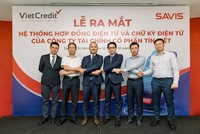 Đại diện VietCredit và đại diện SAVIS chụp hình lưu niệm tại sự kiện