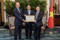 Ông Wee Ee Cheong, Phó chủ tịch kiêm Tổng giám đốc Kl994 game bài casino hấp dẫn UOB, nhận bằng khen từ ông Đỗ Nhất Hoàng, Cục trưởng Cục Kl99ok phiên bản mới nước ngoài trước sự chứng kiến của Chủ tịch nước Nguyễn Xuân Phúc