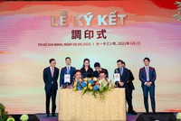 Bà Trương Huệ Vân, Tổng giám đốc Kl994 game bài casino hấp dẫn Vạn Thịnh Phát và các đại diện chứng kiến lễ ký kết hợp tác chiến lược