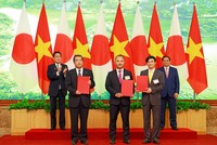 Thủ tướng Phạm Minh Chính và Thủ tướng Kishida Fumio chứng kiến đại diện ba Kl991.com World Cup 2026 Chính Thức VietCredit, Hitachi và VietnamPost trao đổi văn bản MOU